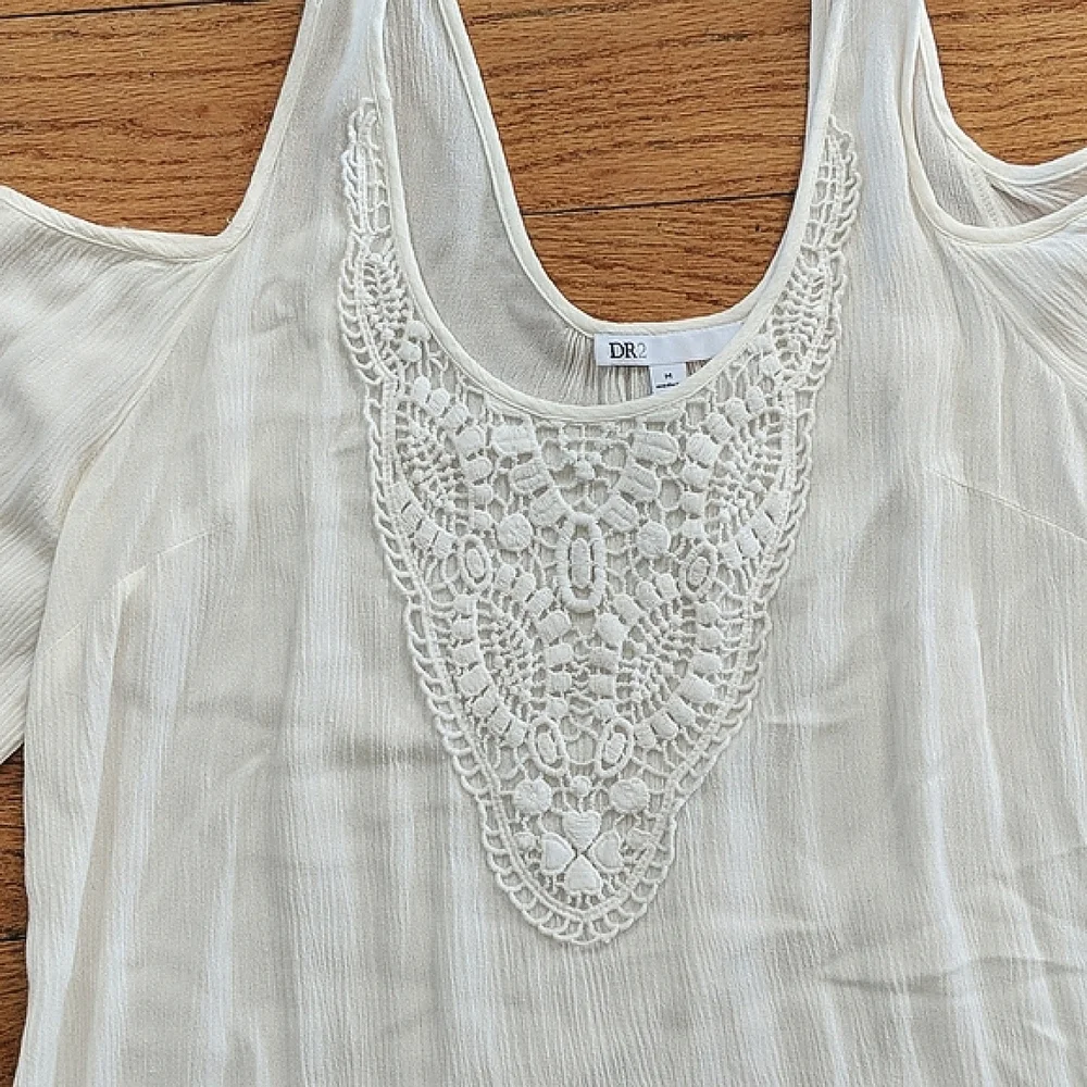 DR2 white lacy cold shoulder 3/4 sleeve top